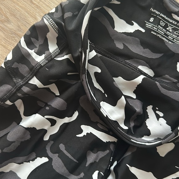 HUMAN PERFORMANCE ENGINEERING LEGGINGS SIZE SMALL. B&W CAMO PRINT. PRE LOVED* - Picture 3 of 3